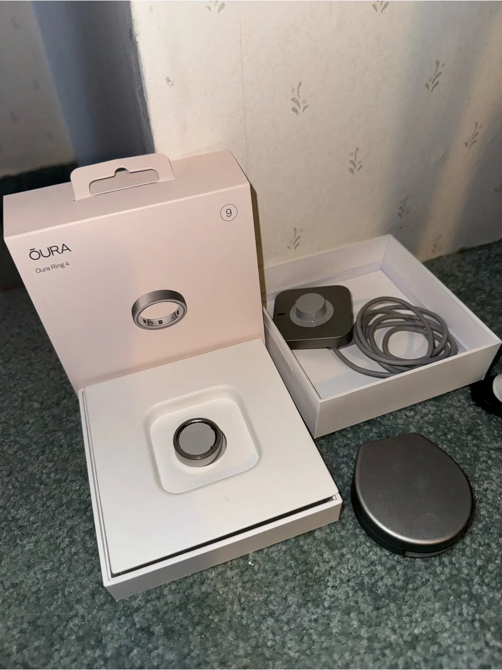 oura ring 4 size 9 brushed silver with 2 dock and battery charger